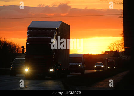 Camion voyageant au coucher du soleil sur l'A64 à deux voies york yorkshire royaume uni Banque D'Images