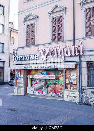 Ancien et historique shop à Crémone, chocolats et bonbons Vergani nougat. Produits locaux. Banque D'Images