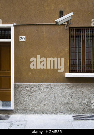 Caméra de sécurité monté sur chambre - entrée studio Banque D'Images