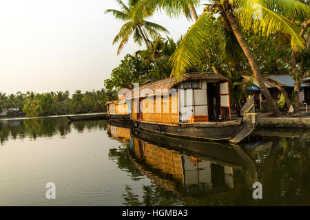 Eco House boat sur les Backwaters du Kerala Inde tiré par les hommes Banque D'Images