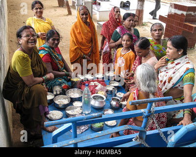 Femme indienne de préparer des aliments en attendant un train dans le sud de l'Inde Banque D'Images