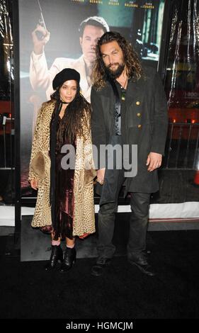 Lisa Bonet, Jason Momoa aux arrivées POUR VIVRE PAR NUIT Premiere, TCL Chinese 6 cinémas (autrefois Grauman's), Los Angeles, CA, le 9 janvier 2017. Photo par : Elizabeth Goodenough/Everett Collection Banque D'Images