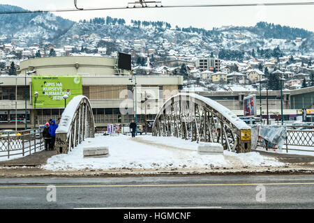 Sarajevo, Bosnie-et-Herzégovine. 10 janvier, 2017. Le pont Eiffel sous la neige Crédit : Vedad Ceric/Alamy Live News Banque D'Images