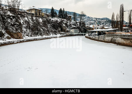 Sarajevo, Bosnie-et-Herzégovine. 10 janvier, 2017 La rivière Miljacka gelés Crédit : Vedad Ceric/Alamy Live News Banque D'Images