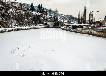 Sarajevo, Bosnie-et-Herzégovine. 10 janvier, 2017 La rivière Miljacka gelés Crédit : Vedad Ceric/Alamy Live News Banque D'Images