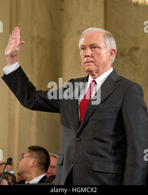 Washington, Us. 10 janvier, 2017. Le sénateur américain Jeff Sessions (républicain de l'Alabama) est assermenté au cours de la Commission Judiciaire du Sénat américain sur l'audience de confirmation de sa candidature pour être Procureur général des États-Unis sur la colline du Capitole à Washington, DC le mardi 10 janvier, 2017. - Pas de service de fil - Photo : Ron Sachs/consolidé/dpa/Alamy Live News Banque D'Images