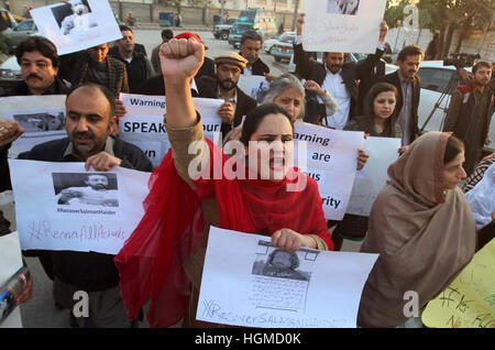 Les membres de la société civile sont maintenant manifestation de protestation contre la disparition forcée d'un activiste social, Salman Haider, au press club de Peshawar le mardi 10 janvier, 2017. Banque D'Images