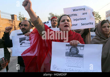 Les membres de la société civile sont maintenant manifestation de protestation contre la disparition forcée d'un activiste social, Salman Haider, au press club de Peshawar le mardi 10 janvier, 2017. Banque D'Images