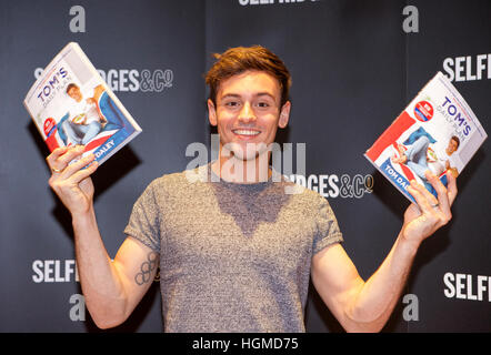 Tom Daley livre signant, Trafford, Manchester, UK : 10 janvier 2017. L'athlète olympique et présentatrice TV Tom Daley pose pour des photos comme il signe des exemplaires de son livre de régime de vie sain 'Tom's Daily Plan" à l'intérieur du magasin Selfridges au Trafford Centre de Manchester. Des centaines de fans d'attente pour vos autoportraits & copies signées avec l'emblématique star plongée. Le livre contient 80 recettes nutritives pour votre santé. Credit : Cernan Elias/Alamy Live News Banque D'Images