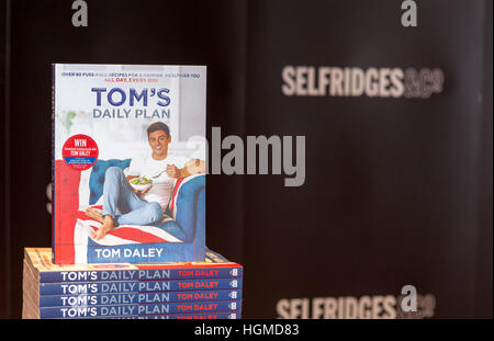 Tom Daley livre signant, Trafford, Manchester, UK : 10 janvier 2017. L'athlète olympique et présentatrice TV Tom Daley pose pour des photos comme il signe des exemplaires de son livre de régime de vie sain 'Tom's Daily Plan" à l'intérieur du magasin Selfridges au Trafford Centre de Manchester. Des centaines de fans d'attente pour vos autoportraits & copies signées avec l'emblématique star plongée. Le livre contient 80 recettes nutritives pour votre santé. Credit : Cernan Elias/Alamy Live News Banque D'Images