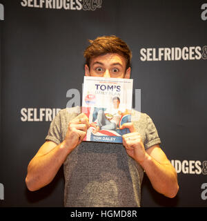 Tom Daley livre signant, Trafford, Manchester, UK : 10 janvier 2017. L'athlète olympique et présentatrice TV Tom Daley pose pour des photos comme il signe des exemplaires de son livre de régime de vie sain 'Tom's Daily Plan" à l'intérieur du magasin Selfridges au Trafford Centre de Manchester. Des centaines de fans d'attente pour vos autoportraits & copies signées avec l'emblématique star plongée. Le livre contient 80 recettes nutritives pour votre santé. Credit : Cernan Elias/Alamy Live News Banque D'Images