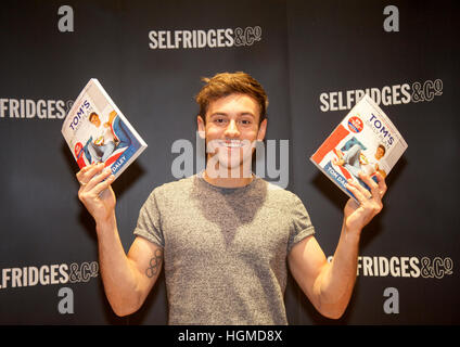 Tom Daley livre signant, Trafford, Manchester, UK : 10 janvier 2017. L'athlète olympique et présentatrice TV Tom Daley pose pour des photos comme il signe des exemplaires de son livre de régime de vie sain 'Tom's Daily Plan" à l'intérieur du magasin Selfridges au Trafford Centre de Manchester. Des centaines de fans d'attente pour vos autoportraits & copies signées avec l'emblématique star plongée. Le livre contient 80 recettes nutritives pour votre santé. Credit : Cernan Elias/Alamy Live News Banque D'Images