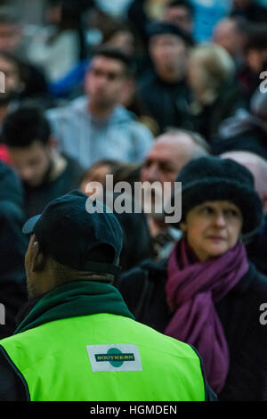 Londres, Royaume-Uni. 10 janvier, 2016. Le sud du personnel s'efforce d'aider les passagers en attente pour le Gatwick Express qui a été l'exécution d'un service de soirée d'une demi-heure - banlieue passagers attendent pour le squelette du Southern Rail trains qui sont à court de Victoria, à la suite de la grève de l'équipe. Crédit : Guy Bell/Alamy Live News Banque D'Images