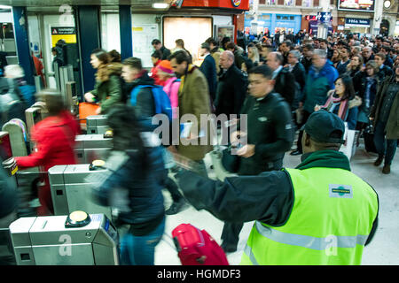 Londres, Royaume-Uni. 10 janvier, 2016. Le sud du personnel s'efforce d'aider les passagers en attente pour le Gatwick Express qui a été l'exécution d'un service de soirée d'une demi-heure - banlieue passagers attendent pour le squelette du Southern Rail trains qui sont à court de Victoria, à la suite de la grève de l'équipe. Crédit : Guy Bell/Alamy Live News Banque D'Images