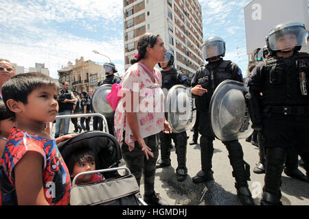 Buenos Aires, Buenos Aires, Argentine. 10 janvier, 2017. Expulsé les vendeurs de rue se sont heurtés à la police de quartier à la fois. Un grand nombre de vendeurs de rue se sont heurtés à la police et mis le feu à des poubelles après avoir été expulsés de la rue. © Claudio Santisteban/ZUMA/Alamy Fil Live News Banque D'Images