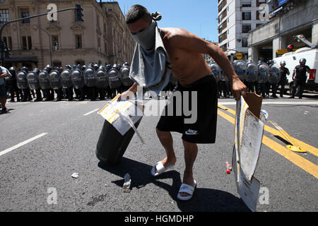 Buenos Aires, Buenos Aires, Argentine. 10 janvier, 2017. Expulsé les vendeurs de rue se sont heurtés à la police de quartier à la fois. Un grand nombre de vendeurs de rue se sont heurtés à la police et mis le feu à des poubelles après avoir été expulsés de la rue. © Claudio Santisteban/ZUMA/Alamy Fil Live News Banque D'Images