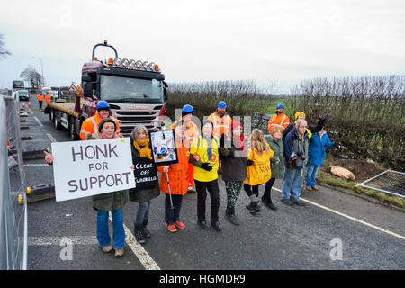 Gaz de schiste cuadrilla site de fracturation de l'A583, Preston New Road, près de Blackpool, Royaume-Uni. 10 janvier, 2017. Un groupe d'Anti-fracking Nanas promettent de retard chaque véhicule entrant dans la cuadrilla de fracturation gaz de schiste site off le A583, Preston New Road, près de Blackpool dans un effert de les arrêter le schiste fracturation profondément sous terre pour le méthane. Crédit : Dave Ellison/Alamy Live News Banque D'Images