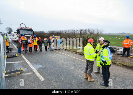 Gaz de schiste cuadrilla site de fracturation de l'A583, Preston New Road, près de Blackpool, Royaume-Uni. 10 janvier, 2017. Un groupe d'Anti-fracking Nanas promettent de retard chaque véhicule entrant dans la cuadrilla de fracturation gaz de schiste site off le A583, Preston New Road, près de Blackpool dans un effert de les arrêter le schiste fracturation profondément sous terre pour le méthane. Crédit : Dave Ellison/Alamy Live News Banque D'Images