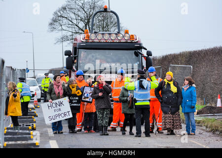 Gaz de schiste cuadrilla site de fracturation de l'A583, Preston New Road, près de Blackpool, Royaume-Uni. 10 janvier, 2017. Un groupe d'Anti-fracking Nanas promettent de retard chaque véhicule entrant dans la cuadrilla de fracturation gaz de schiste site off le A583, Preston New Road, près de Blackpool dans un effert de les arrêter le schiste fracturation profondément sous terre pour le méthane. Crédit : Dave Ellison/Alamy Live News Banque D'Images