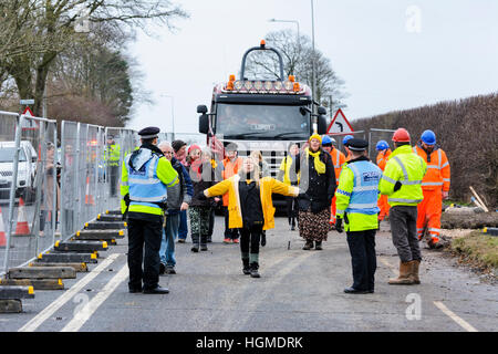 Gaz de schiste cuadrilla site de fracturation de l'A583, Preston New Road, près de Blackpool, Royaume-Uni. 10 janvier, 2017. Un groupe d'Anti-fracking Nanas promettent de retard chaque véhicule entrant dans la cuadrilla de fracturation gaz de schiste site off le A583, Preston New Road, près de Blackpool dans un effert de les arrêter le schiste fracturation profondément sous terre pour le méthane. Crédit : Dave Ellison/Alamy Live News Banque D'Images