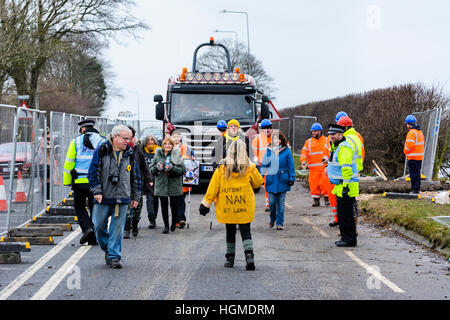 Gaz de schiste cuadrilla site de fracturation de l'A583, Preston New Road, près de Blackpool, Royaume-Uni. 10 janvier, 2017. Un groupe d'Anti-fracking Nanas promettent de retard chaque véhicule entrant dans la cuadrilla de fracturation gaz de schiste site off le A583, Preston New Road, près de Blackpool dans un effert de les arrêter le schiste fracturation profondément sous terre pour le méthane. Crédit : Dave Ellison/Alamy Live News Banque D'Images