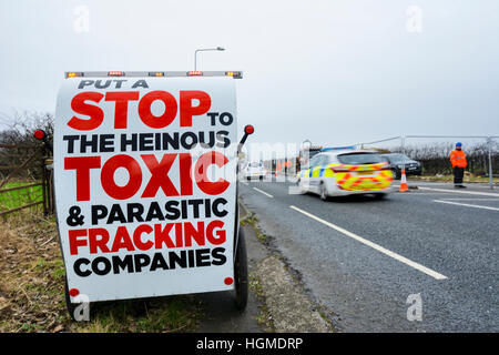 Gaz de schiste cuadrilla site de fracturation de l'A583, Preston New Road, près de Blackpool, Royaume-Uni. 10 janvier, 2017. Un groupe d'Anti-fracking Nanas promettent de retard chaque véhicule entrant dans la cuadrilla de fracturation gaz de schiste site off le A583, Preston New Road, près de Blackpool dans un effert de les arrêter le schiste fracturation profondément sous terre pour le méthane. Crédit : Dave Ellison/Alamy Live News Banque D'Images