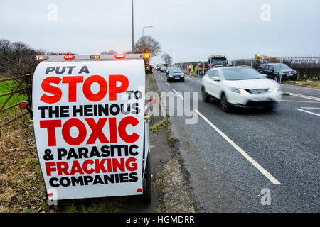 Gaz de schiste cuadrilla site de fracturation de l'A583, Preston New Road, près de Blackpool, Royaume-Uni. 10 janvier, 2017. Un groupe d'Anti-fracking Nanas promettent de retard chaque véhicule entrant dans la cuadrilla de fracturation gaz de schiste site off le A583, Preston New Road, près de Blackpool dans un effert de les arrêter le schiste fracturation profondément sous terre pour le méthane. Crédit : Dave Ellison/Alamy Live News Banque D'Images