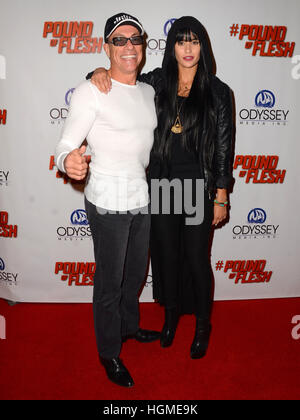 Los Angeles, CA, USA. 7 mai, 2015. 07 mai 2015 - Los Angeles, Californie - Jean-Claude Van Damme, Bianca Bree Van Damme. Odyssey Media Inc. présente le Los Angeles première de ''livre de chair'' tenue à Pacific Theatres au bosquet. Crédit photo : Birdie Thompson/AdMedia © Birdie Thompson/AdMedia/ZUMA/Alamy Fil Live News Banque D'Images