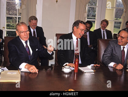 6 mai 2015 - Washington, District de Columbia, États-Unis d'Amérique - Dans cette photo du 24 janvier 1989, le président de la Chambre des représentants des Etats-Unis Jim Wright (démocrate du Texas), gauche, partage quelques rires qu'il présente le président des États-Unis George H. W. Bush, centre, une bouteille de sauce chaude au cours d'une réunion des dirigeants du Congrès à la Maison Blanche à Washington, DC, chef de la majorité au sénat américain George Mitchell (Démocrate du Maine) à partir de la droite. Wright est décédé à l'âge de 92 ans le 6 mai 2015. Photo Credit : Ron Sachs/CNP/AdMedia (crédit Image : © Ron Sachs/AdMedia via Z Banque D'Images