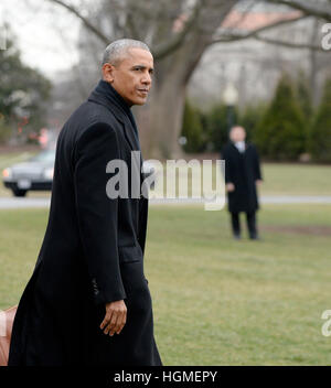 Washington D.C, USA. 10 janvier, 2017. Le président des États-Unis Barack Obama est vu marcher avec la Première Dame Michelle Obama et sa fille Malia sur la pelouse Sud vers l'hélicoptère marine One. Le Président se rend à Chicago pour livrer son discours d'adieu au peuple américain. Crédit : Olivier Douliery/Piscine/MediaPunch /CNP via Alamy Live News Banque D'Images