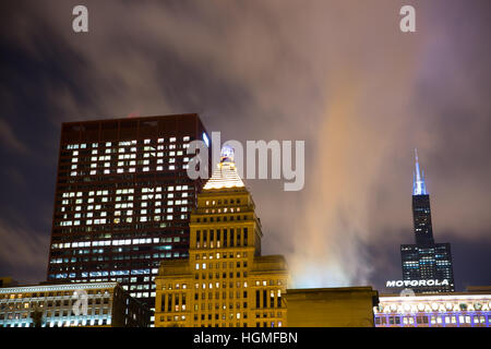 Chicago, USA. 10 janvier, 2017. Le bâtiment de l'AIIC à Chicago, IL affiche 'Grâce' texte d'Obama le soir de son discours d'adieu. Crédit : Gary Hebding Jr/Alamy Live News Banque D'Images