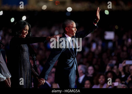 Chicago, USA. 10 janvier, 2017. Le président américain, Barack Obama (R) vagues à l'auditoire par la Première Dame Michelle Obama après avoir prononcé son discours d'adieu à Chicago, Illinois, États-Unis d'Amérique le 10 Jan, 2017. © Shen Ting/Xinhua/Alamy Live News Banque D'Images