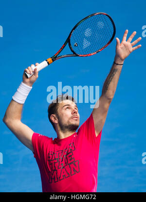 Melbourne, Australie. Jan 11, 2017. Stan Wawrinka sert de la Suisse au cours d'une session de formation avant d'Open d'Australie 2017 à Melbourne Park, Melbourne, Australie, le 11 janvier 2017. © Bai Xue/Xinhua/Alamy Live News Banque D'Images