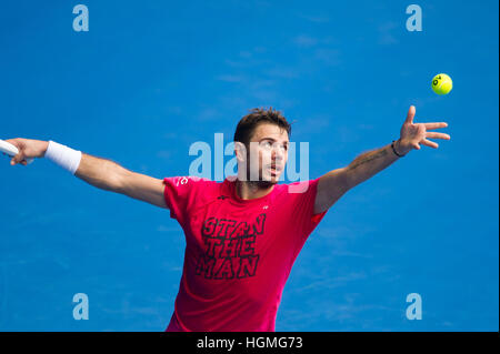 Melbourne, Australie. Jan 11, 2017. Stan Wawrinka sert de la Suisse au cours d'une session de formation avant d'Open d'Australie 2017 à Melbourne Park, Melbourne, Australie, le 11 janvier 2017. © Bai Xue/Xinhua/Alamy Live News Banque D'Images