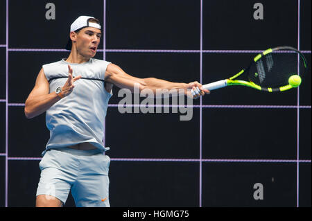 Melbourne, Australie. Jan 11, 2017. Rafael Nadal de l'Espagne renvoie la balle au cours d'une session de formation avant d'Open d'Australie 2017 à Melbourne Park, Melbourne, Australie, le 11 janvier 2017. © Bai Xue/Xinhua/Alamy Live News Banque D'Images