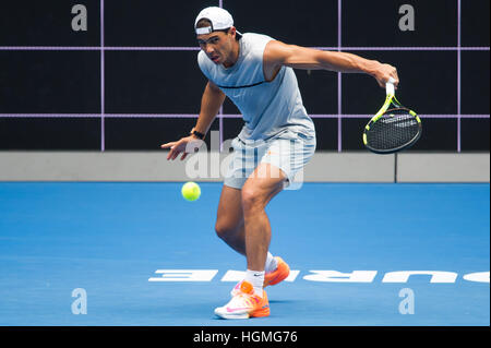 Melbourne, Australie. Jan 11, 2017. Rafael Nadal de l'Espagne renvoie la balle au cours d'une session de formation avant d'Open d'Australie 2017 à Melbourne Park, Melbourne, Australie, le 11 janvier 2017. © Bai Xue/Xinhua/Alamy Live News Banque D'Images