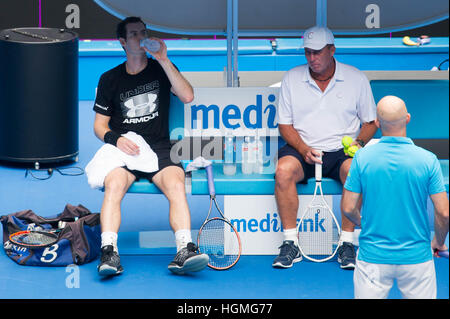 Melbourne, Australie. Jan 11, 2017. Andy Murray(L) de Grande-Bretagne est assis avec son entraîneur Ivan Lendl avant d'Australie 2017 à Melbourne Park, Melbourne, Australie, le 11 janvier 2017. © Bai Xue/Xinhua/Alamy Live News Banque D'Images