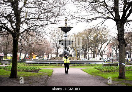 Brighton, UK. Jan 11, 2017. La police sur les lieux d'un délit de fuite survenu à la jonction de l'Old Steine et St James's Street à Londres où un piéton a été tué . Crédit : Simon Dack/Alamy Live News Banque D'Images