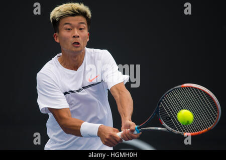 Melbourne, Australie. Jan 11, 2017. Wu Di de la Chine frappe la balle contre Maverick Banes de l'Australie au cours de la première ronde du tournoi de l'Open d'Australie 2017 match de qualification à Melbourne Park, Melbourne, Australie, le 11 janvier 2017. Wu Di a gagné 2-0. © Bai Xue/Xinhua/Alamy Live News Banque D'Images