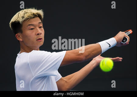 Melbourne, Australie. Jan 11, 2017. Wu Di de la Chine frappe la balle contre Maverick Banes de l'Australie au cours de la première ronde du tournoi de l'Open d'Australie 2017 match de qualification à Melbourne Park, Melbourne, Australie, le 11 janvier 2017. Wu Di a gagné 2-0. © Bai Xue/Xinhua/Alamy Live News Banque D'Images