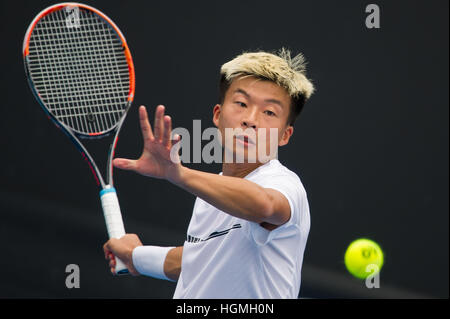 Melbourne, Australie. Jan 11, 2017. Wu Di de la Chine frappe la balle contre Maverick Banes de l'Australie au cours de la première ronde du tournoi de l'Open d'Australie 2017 match de qualification à Melbourne Park, Melbourne, Australie, le 11 janvier 2017. Wu Di a gagné 2-0. © Bai Xue/Xinhua/Alamy Live News Banque D'Images