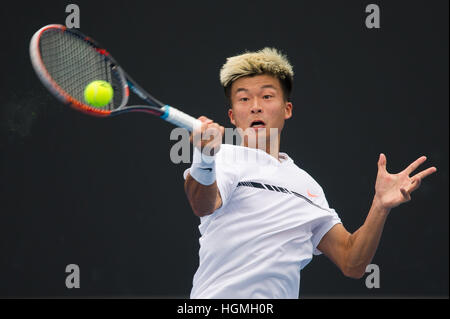 Melbourne, Australie. Jan 11, 2017. Wu Di de la Chine frappe la balle contre Maverick Banes de l'Australie au cours de la première ronde du tournoi de l'Open d'Australie 2017 match de qualification à Melbourne Park, Melbourne, Australie, le 11 janvier 2017. Wu Di a gagné 2-0. © Bai Xue/Xinhua/Alamy Live News Banque D'Images