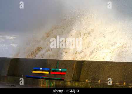 New Brighton, Cheshire, Royaume-Uni. Jan 11, 2017. UK : Météo des vents de force de tempête batter les rives du littoral en wirral New Brighton, Wallasey. Credit : MediaWorld Images/Alamy Live News Banque D'Images