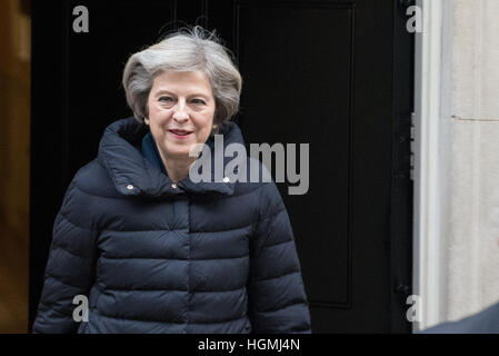 Londres, Royaume-Uni. Jan 11, 2017. Le Premier ministre britannique, Theresa peut laisse 10 Downing Street pour Premier ministres Questions (LF) à la Chambre des communes © Peter Manning/Alamy Live News Banque D'Images