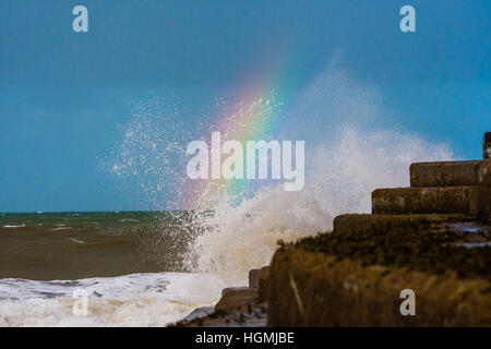 Pays de Galles Aberystwyth UK, le mercredi 10 mai 2017 Météo France : Que le temps commence à changer , une mer de vent et commencer à frapper la côte à Aberystwyth au Pays de Galles. Un collourful forme arc-en-ciel à l'horizon comme des vagues contre la digue de rupture de forts vents affectent une grande partie du nord-est de la France, les conditions de gel et de neige sont à prévoir pour la majeure partie du pays, les jeudi et vendredi Photo © Keith Morris / Alamy Live News Banque D'Images