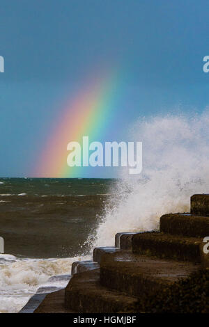 Pays de Galles Aberystwyth UK, le mercredi 10 mai 2017 Météo France : Que le temps commence à changer , une mer de vent et commencer à frapper la côte à Aberystwyth au Pays de Galles. Un collourful forme arc-en-ciel à l'horizon comme des vagues contre la digue de rupture de forts vents affectent une grande partie du nord-est de la France, les conditions de gel et de neige sont à prévoir pour la majeure partie du pays, les jeudi et vendredi Photo © Keith Morris / Alamy Live News Banque D'Images