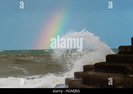 Pays de Galles Aberystwyth UK, le mercredi 10 mai 2017 Météo France : Que le temps commence à changer , une mer de vent et commencer à frapper la côte à Aberystwyth au Pays de Galles. Un collourful forme arc-en-ciel à l'horizon comme des vagues contre la digue de rupture de forts vents affectent une grande partie du nord-est de la France, les conditions de gel et de neige sont à prévoir pour la majeure partie du pays, les jeudi et vendredi Photo © Keith Morris / Alamy Live News Banque D'Images