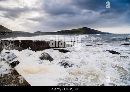 Pays de Galles Aberystwyth UK, le mercredi 10 mai 2017 Météo France : Que le temps commence à changer , une mer de vent et commencer à frapper la côte à Aberystwyth au Pays de Galles. Les vents forts sont affectant une grande partie du nord-est de la France, les conditions de gel et de neige sont à prévoir pour la majeure partie du pays, les jeudi et vendredi Photo © Keith Morris / Alamy Live News Banque D'Images