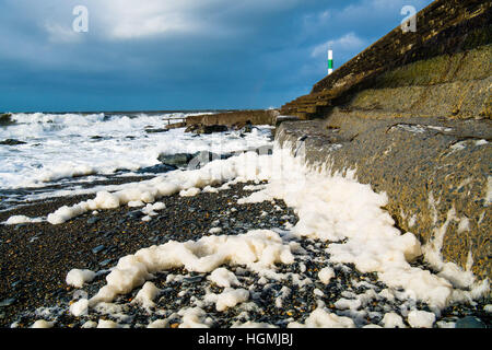 Pays de Galles Aberystwyth UK, le mercredi 10 mai 2017 Météo France : Que le temps commence à changer , une mer de vent et commencer à frapper la côte à Aberystwyth au Pays de Galles. Les vents forts sont affectant une grande partie du nord-est de la France, les conditions de gel et de neige sont à prévoir pour la majeure partie du pays, les jeudi et vendredi Photo © Keith Morris / Alamy Live News Banque D'Images