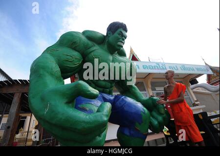 Samut Prakan. Jan 11, 2017. Un moine pose à côté d'un Hulk statue au temple Wat Tam Ru dans le centre de la Thaïlande Province Samut Prakan, 11 janvier 2017. Afin d'encourager les jeunes à visiter Wat Tam Ru et d'apprendre les enseignements bouddhistes, l'abbé a décidé de changer la perspective du temple par l'adjonction d'éléments de la culture pop moderne. Finalement, les statues d'un certain nombre de comic-book, y compris avec Iron Man, Hulk et Superman, ont été introduites pour ce lieu de culte. © Sageamsak Rachen/Xinhua/Alamy Live News Banque D'Images